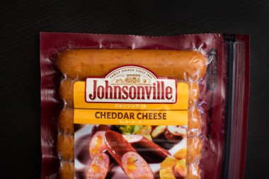 Johnsonville çedar peynirli sosis. Johnsonville Sosis Sheboygan Falls, Wisconsin merkezli bir sosis şirketidir.
