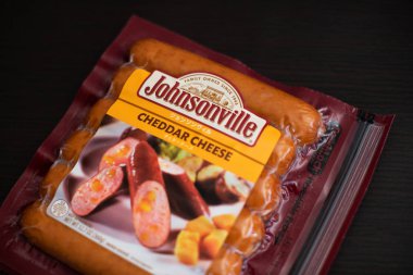 Johnsonville çedar peynirli sosis. Johnsonville Sosis Sheboygan Falls, Wisconsin merkezli bir sosis şirketidir.