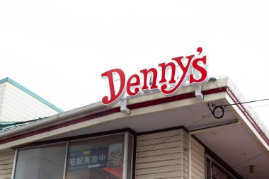 Denny's (denny's Diner olarak da bilinir) bazı mekanların tabelaları üzerinde yer alan Bir Amerikan masa servisi restoran dır. Fotoğraf Tokyo, Japonya'da çek.