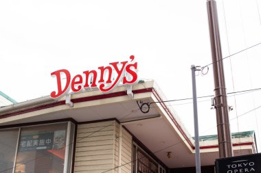 Denny's (denny's Diner olarak da bilinir) bazı mekanların tabelaları üzerinde yer alan Bir Amerikan masa servisi restoran dır. Fotoğraf Tokyo, Japonya'da çek.