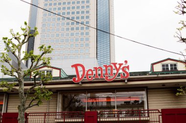 Denny's (denny's Diner olarak da bilinir) bazı mekanların tabelaları üzerinde yer alan Bir Amerikan masa servisi restoran dır. Fotoğraf Tokyo, Japonya'da çek.
