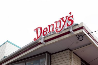 Denny's (denny's Diner olarak da bilinir) bazı mekanların tabelaları üzerinde yer alan Bir Amerikan masa servisi restoran dır. Fotoğraf Tokyo, Japonya'da çek.