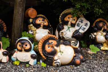 Kyoto geleneksel bir bahçede Japon rakun köpeği Tanuki heykeli, Japonya