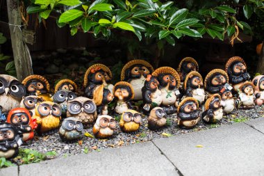 Kyoto geleneksel bir bahçede Japon rakun köpeği Tanuki heykeli, Japonya