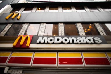 Giriş yakınında McDonald 's Fast Food Restoran logosu
