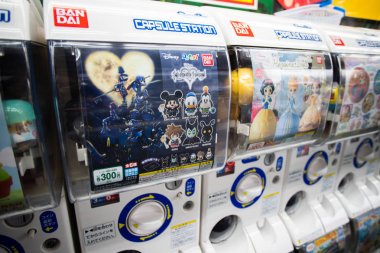 Tokyo, Japonya 'da Shinjuku İstasyonu yakın ekranda Gachapon kapsül oyuncak makineleri