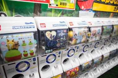 Tokyo, Japonya 'da Shinjuku İstasyonu yakın ekranda Gachapon kapsül oyuncak makineleri
