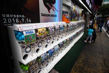 Tokyo, Japonya 'da Shinjuku İstasyonu yakın ekranda Gachapon kapsül oyuncak makineleri