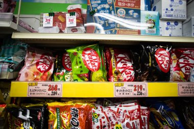 Tokyo, Japonya 'da Okashi No Machioka süpermarket mağazasında Japon atıştırmalıkları