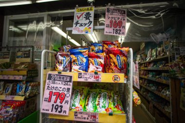 Tokyo, Japonya 'da Okashi No Machioka süpermarket mağazasında Japon atıştırmalıkları