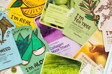 Tony Moly levha maskeleri düz mavi arka plan üzerinde yatıyordu. Kore Kozmetik üst görünümü.
