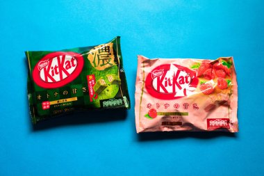 Matcha yeşil çay ve çilek ile Kit-kat çikolata - mini bar ile büyük paketler