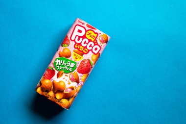 Çilek dolu Meiji Pucca çerez - snack