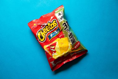 Cheetos peyniri lezzet cipsi. Cheetos (eski 1998 yılına kadar Chee-tos olarak tarz) Frito-Lay, Pepsico iştiraki tarafından yapılan peynir aromalı puf mısır unu aperatifler markasıdır
