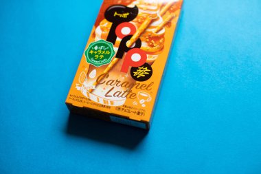 Toppo Bisküvi Sticks - Lotte tarafından Çikolata karamel latte. Lotte Corporation ağırlıklı olarak Japon ve Kore çokuluslu holding.