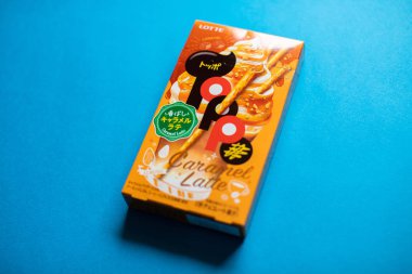 Toppo Bisküvi Sticks - Lotte tarafından Çikolata karamel latte. Lotte Corporation ağırlıklı olarak Japon ve Kore çokuluslu holding.