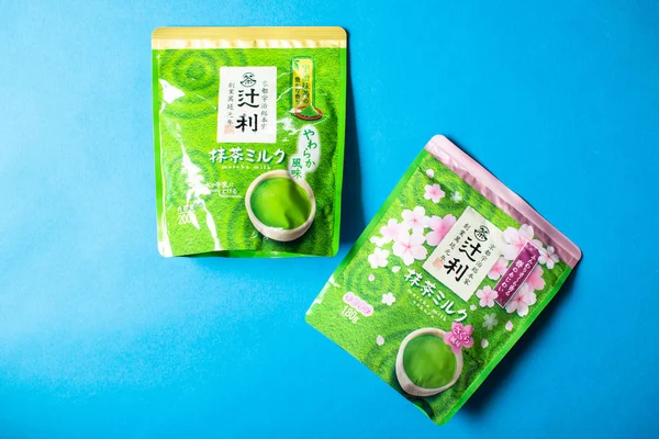 京都辻宇治抹茶ミルクパウダー抹茶 オリジナルフレーバーと桜限定版 抹茶は細かい粉に粉砕された緑茶です — ストック写真