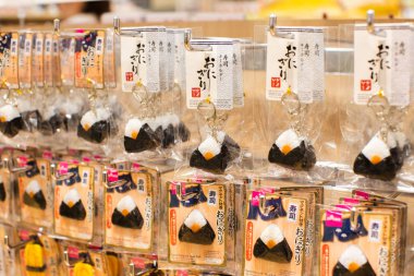Daiso 100 yen dükkanı, onigiri (pirinç topları) anahtarlıklar, çok iyi ucuz hediyelik eşya ile raflar İç