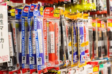 Daiso 100 yen dükkanının iç kısmı, işaretli raflar