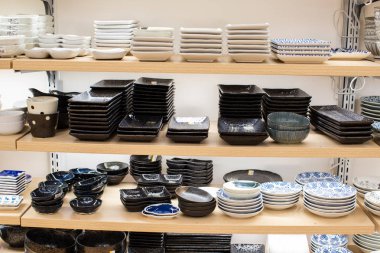  Daiso 100 yen dükkanın iç, tabak ve tabaklar ile raflar sadece 100 yen her biri için, çok ucuz fiyat, Osaka iyi bir hediyelik eşya, Japonya