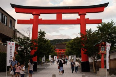 Fushimi Inari Tapınağı taisha girişi. Fushimi Inari Tapınağı güney Kyoto önemli bir Şinto tapınak ve ünlü bir manzara