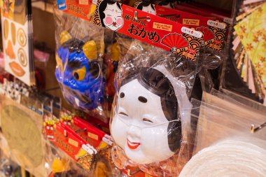 Okame geleneksel halk sanatları kültür maskesi. Daiso 100 yen dükkanının içi