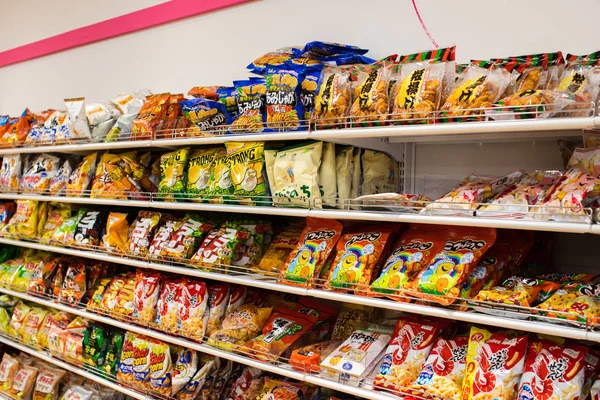 Daiso 100 yen dükkanın iç, patates cipsi gibi ucuz Japon aperatifler ile raflar