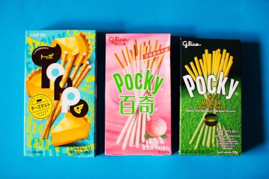 Yeşil çay matcha ve peynir tart lezzet ile Japon beyaz şeftali momo lezzet ve Toppo ile Pocky Bisküvi Sticks