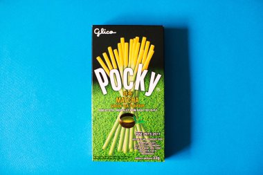 Yeşil çay matcha lezzet ile Pocky Bisküvi Sticks. Pocky, Ezaki Glico tarafından üretilen bir atıştırmalık gıdadır.