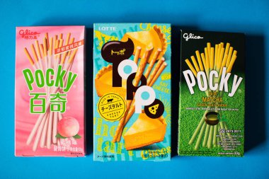 Yeşil çay matcha ve peynir tart lezzet ile Japon beyaz şeftali momo lezzet ve Toppo ile Pocky Bisküvi Sticks