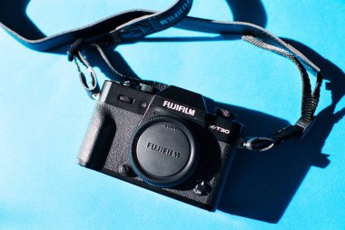 Yeni Fujifilm X-T30 aynasız kamera Fujifilm X-T3 'e benzer bir performans sunuyor..