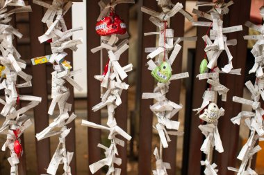 Kawagoe, Saitama, Japonya: Japonya 'nın Kawagoe kentindeki Hikawa Tapınağı' nda falcı Omikuji kötü talihli gazetesi. Hikawa Tapınağında Falcı olarak çevrilmiş İngilizce olmayan metin