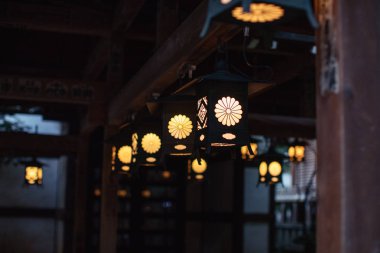 Kawagoe, Saitama, Japonya: Kawagoe, Japonya 'daki Hikawa Tapınağı' nda yanan fenerler. Hikawa Tapınağı aşk ve iyi bir ilişki için dua etmesiyle ünlüdür..