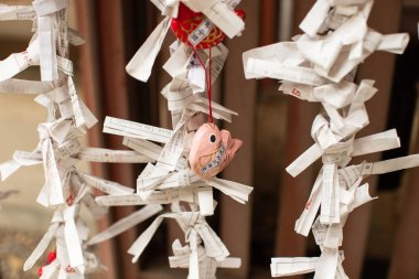 Kawagoe, Saitama, Japonya: Japonya 'nın Kawagoe kentindeki Hikawa Tapınağı' nda falcı Omikuji kötü talihli gazetesi. Hikawa Tapınağında Falcı olarak çevrilmiş İngilizce olmayan metin