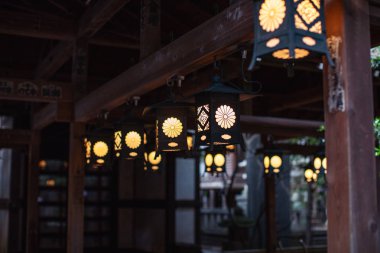 Kawagoe, Saitama, Japonya: Kawagoe, Japonya 'daki Hikawa Tapınağı' nda yanan fenerler. Hikawa Tapınağı aşk ve iyi bir ilişki için dua etmesiyle ünlüdür..