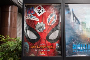 Ev posteri Japonca 'dan çok uzak - Yeni Marvel Film afişi