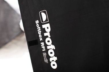Profoto fotoğraf stüdyosunun flaş ışığı, en kaliteli fotoğraf ışıkları. Işık şekillendirme şirketine gidin.