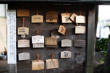 Ema Kugayama Inari Tapınağı 'nda. Ema, Shinto ve Budistlerin dua veya dilek yazdıkları Japonya 'da yaygın olan küçük tahta plaklardır. Japonya