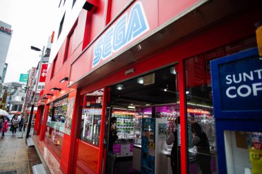 Shinjuku 'daki Sega Oyun Merkezi oyuncak pençeli vinç oyun otomatları, kumar makineleri ve diğer oyunlar, Tokyo, Japonya