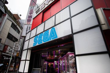 Shinjuku 'daki Sega Oyun Merkezi oyuncak pençeli vinç oyun otomatları, kumar makineleri ve diğer oyunlar, Tokyo, Japonya