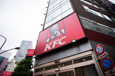 Shinjuku, Tokyo, Japonya 'daki KFC fast food restoranı. Kentucky kızarmış tavuğu Noel tatilinde Japonya 'da çok popülerdir.