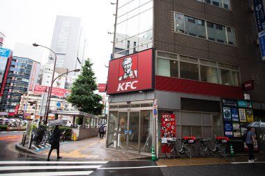 Shinjuku, Tokyo, Japonya 'daki KFC fast food restoranı. Kentucky kızarmış tavuğu Noel tatilinde Japonya 'da çok popülerdir.