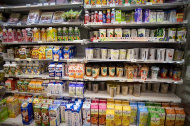 Japonya, Tokyo 'daki Seven-eleven mağazasının içinde. 7-Eleven Inc., Japon-Amerikan uluslararası market zinciri. Buzdolabında soğuk içecek manzarası