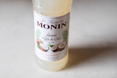 Hindistan cevizi şurubu şişesi. Monin - Fransız markası. En kaliteli soslar ve şerbetler.
