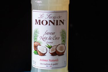 Hindistan cevizi şurubu şişesi. Monin - Fransız markası. En kaliteli soslar ve şerbetler.