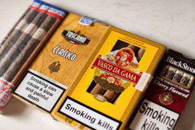 Don Pancho, Toscano, Vasco Da Gama ve Blackstone puroları, çeşitli purolar. Zengin insanların pahalı sigara içmesi dışında..