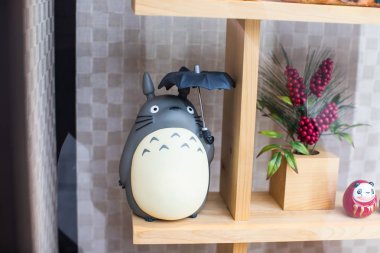 Japonya 'nın Kyoto semtindeki Donguri Kyouwakoku mağazasındaki komşum Totoro figürü.