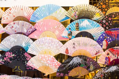 Çiçekli ve kedili Japon / Çinli hayranlar, hediyelik eşyalar ve hediyeler gibi harikadır. Fotoğraf: Kyoto, Japonya