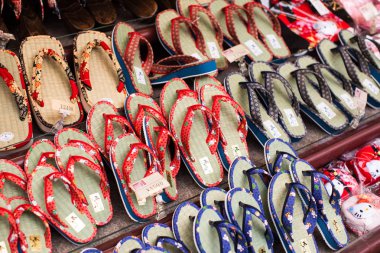 Sandalet al. Geta, takunya ve parmak arası terliğe benzeyen ve genellikle kimono veya yukata ile giyilen geleneksel bir Japon ayakkabısı türüdür. Fotoğraf: Kyoto, Japonya