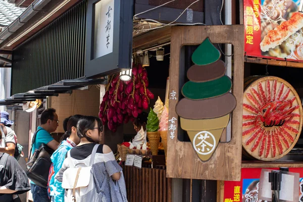 Pessoas Compram Sorvete Com Matcha Perto Arashiyama Bambu Kyoto Japão — Fotografia de Stock